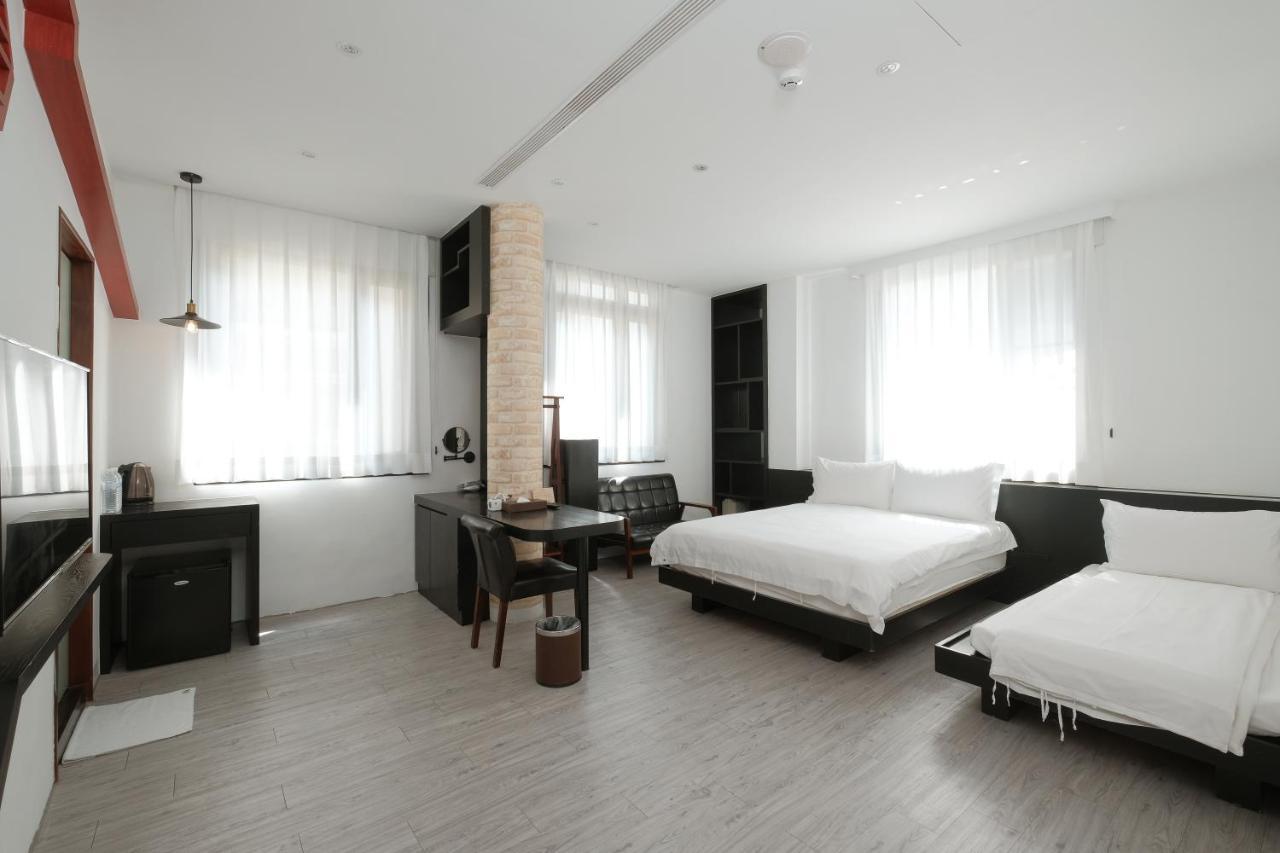 Journey Hostel Tainan Bagian luar foto