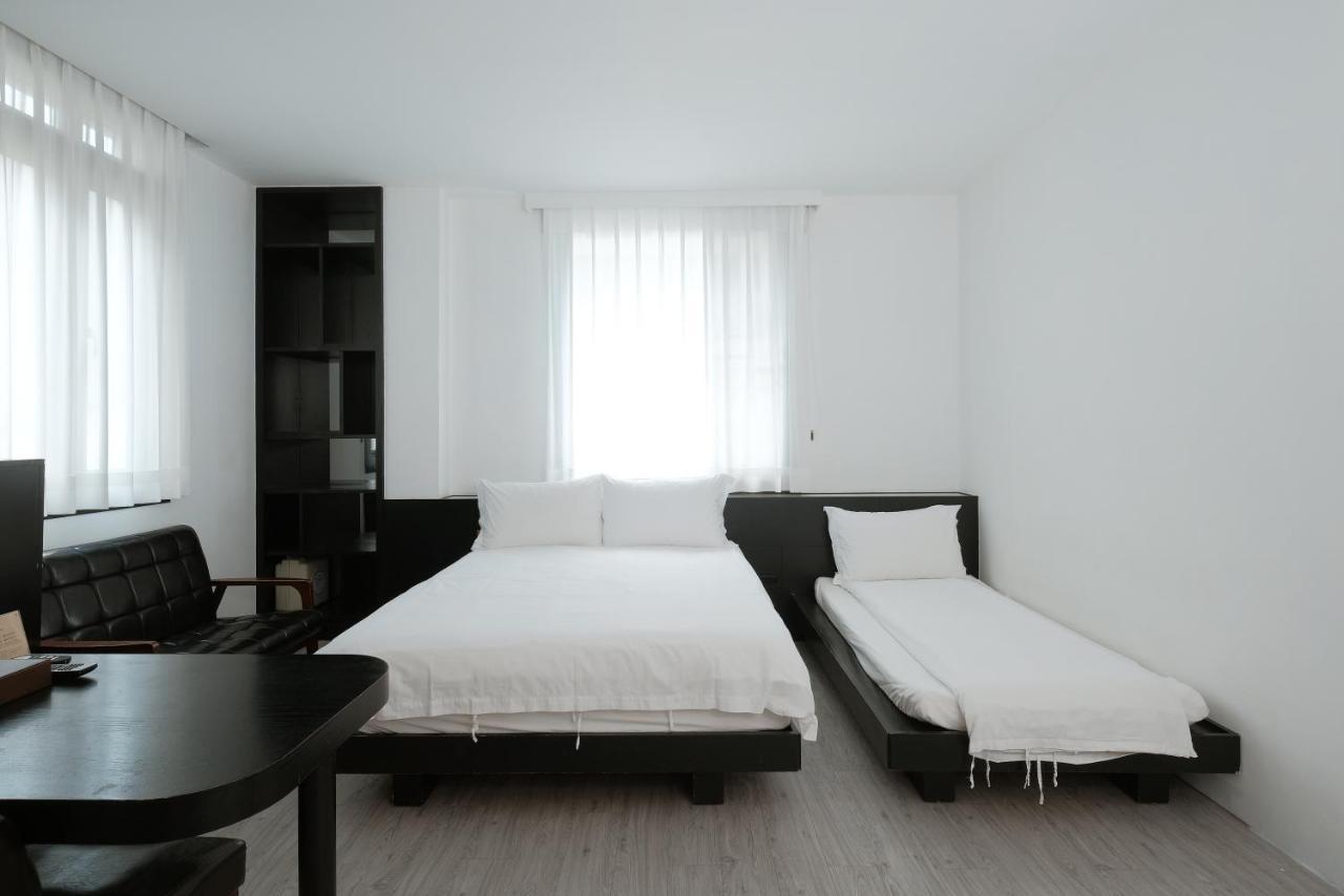 Journey Hostel Tainan Bagian luar foto